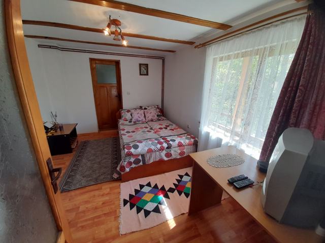 Dormitor dublu cu fereastră spre livadă