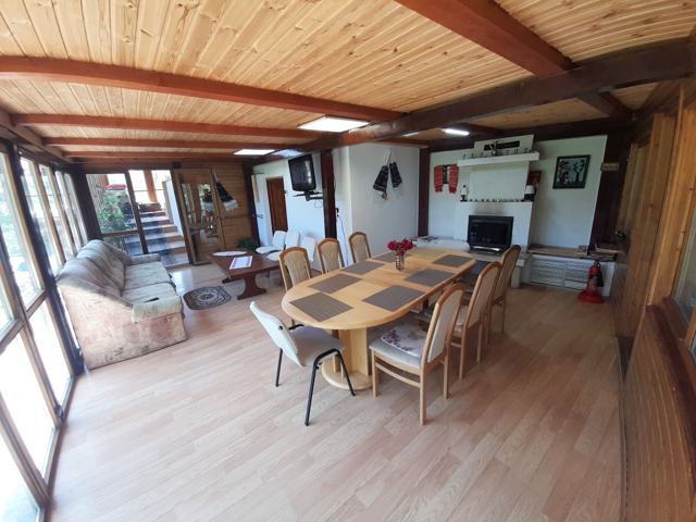 Livingul cu masă mare, canapea și șemineu