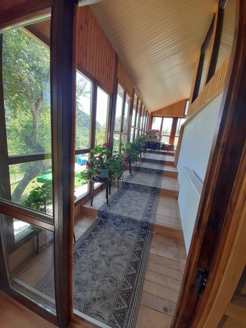 Terasa închisă în sticlă, cu vedere spre livadă